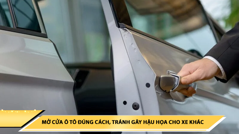 Mở cửa ô tô đúng cách, tránh gây hậu họa cho xe khác